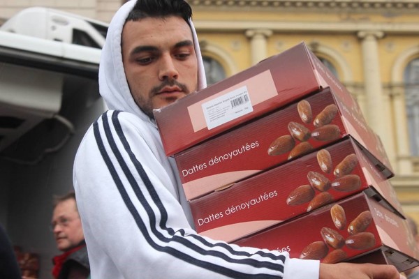 People Come Together to Help Syrian Refugees in Hungary